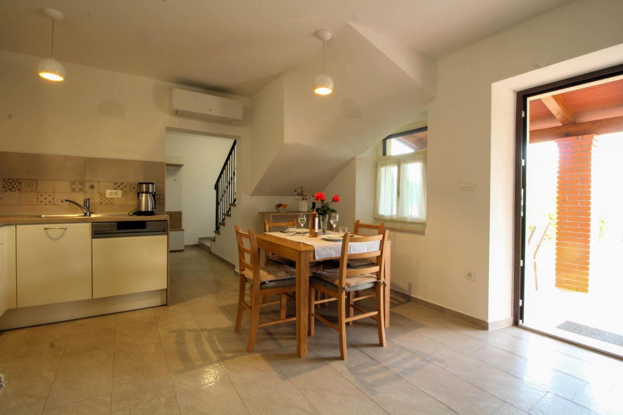 Holiday Home Zora Вишнян Экстерьер фото